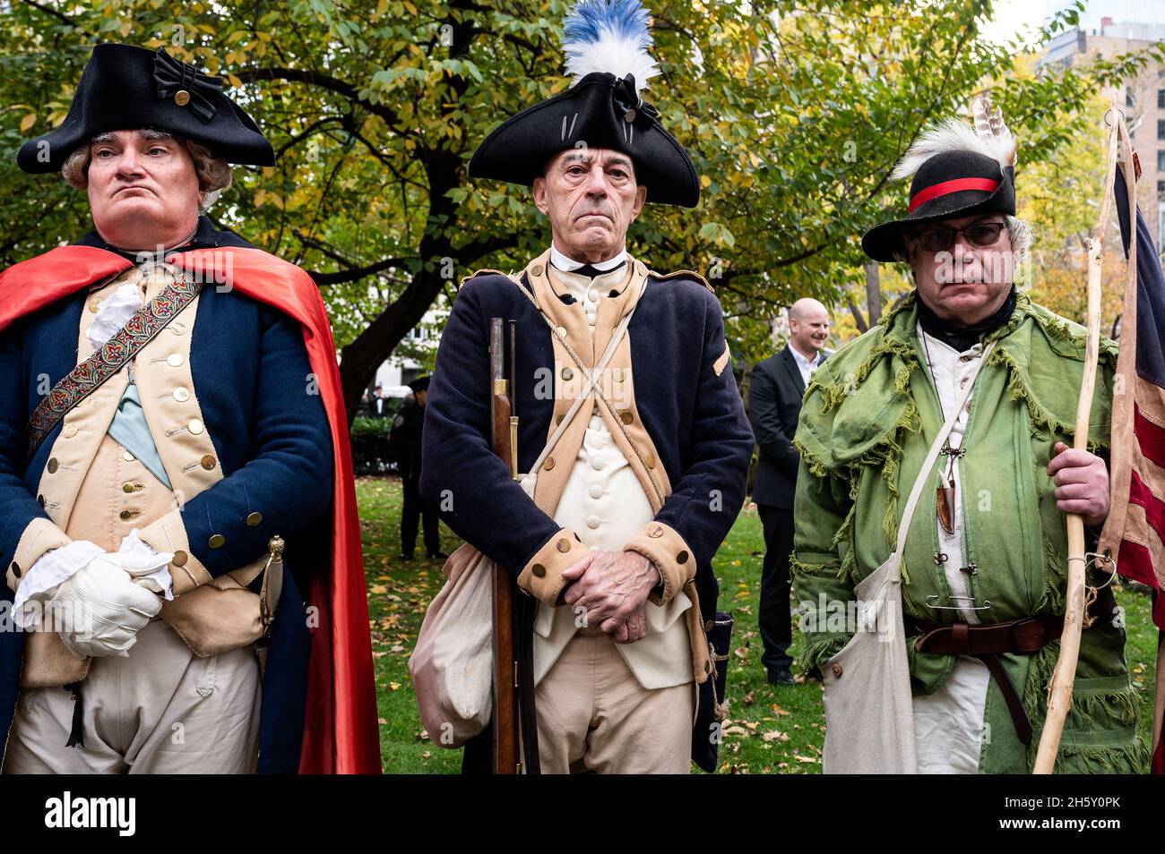 New York, Usa. November 2021. Männer, die in Revolutionary war-Kostümen gekleidet sind, nehmen an der Veterans Day Parade in New York City Teil. Kredit: SOPA Images Limited/Alamy Live Nachrichten Stockfoto