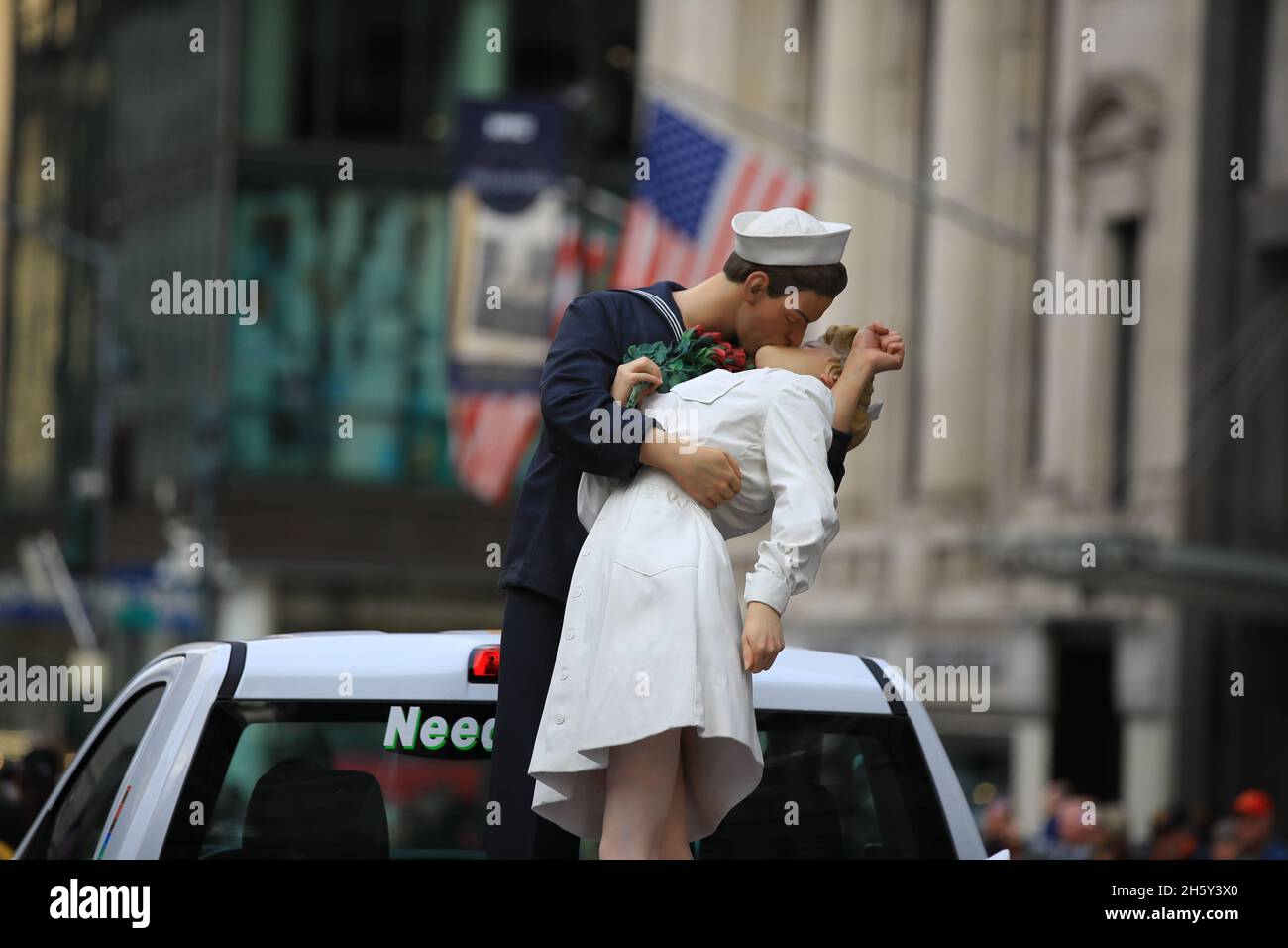 New York, N.Y/USA – 11. November 2021: Eine historische Statue des V-J Day auf dem Times Square (auch V-Day und der Kuss), fotografiert von Alfred Eisenstaedt im Jahr 1945 während der Veterans Day Parade auf der Fifth Avenue in New York am 11. November 2021. (Quelle: Gordon Donovan/Alamy Live News) Stockfoto