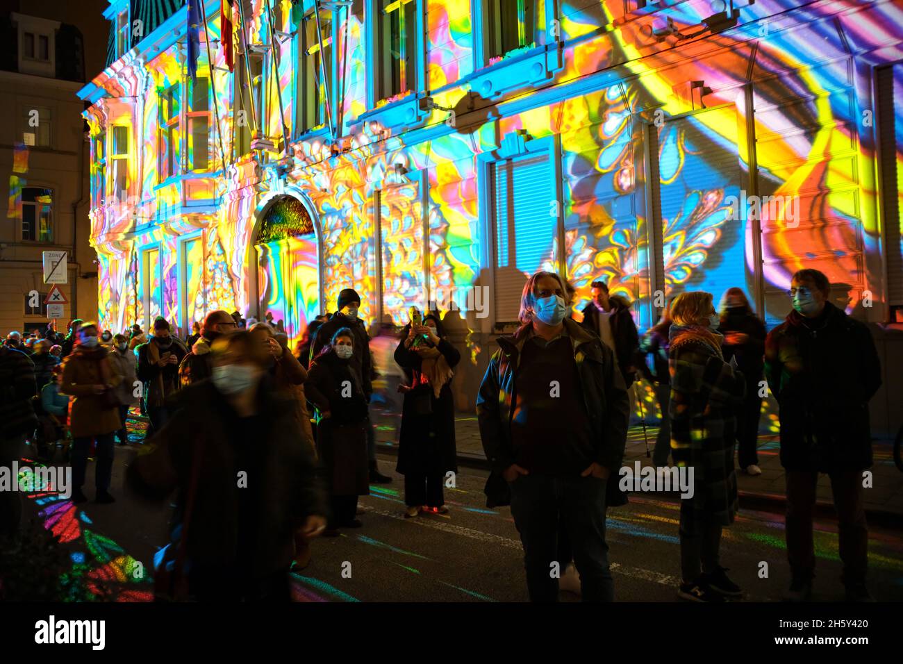 Gent, Belgien. November 2021. Besucher des Gent Light Festival 2021 in Gent, Belgien, 11. November 2021. Vom 10. Bis 14. November werden beim Ghent Light Festival 2021, das alle drei Jahre stattfindet, über 30 Werke internationaler Lichtkünstler der Öffentlichkeit angeboten. Quelle: Zhang Cheng/Xinhua/Alamy Live News Stockfoto