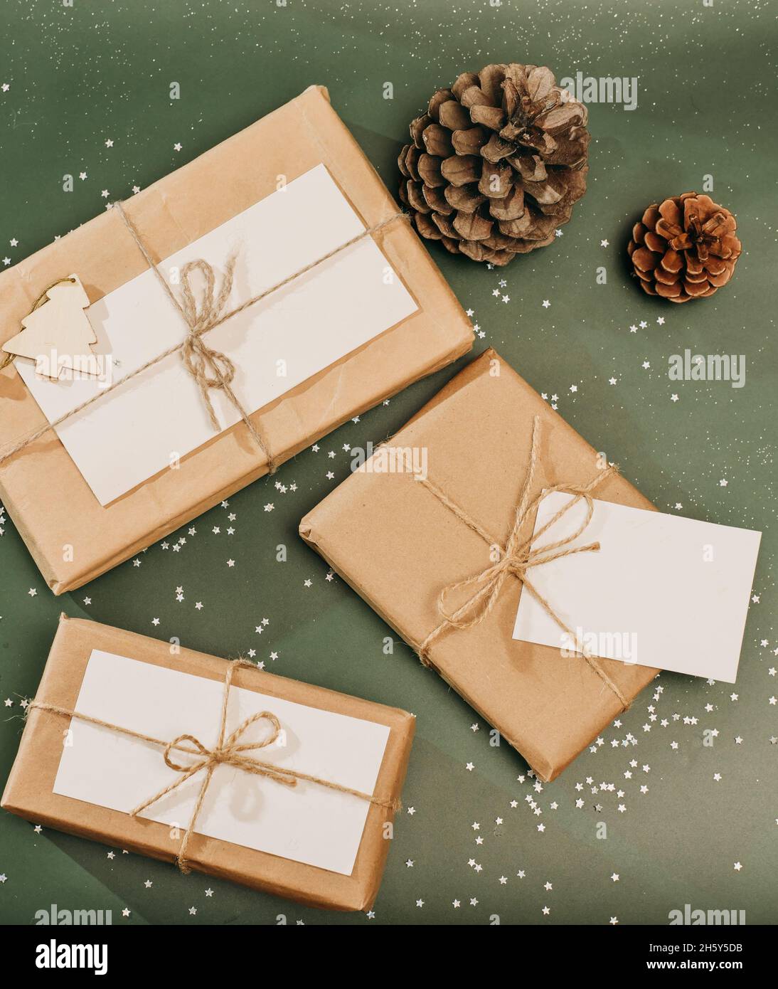 Minimal Stil weihnachten Verpackung von Geschenken. Papier Geschenk Dekor.  Öko-Geschenke mit natürlichen Tannenbaum und Tannenzapfen Dekoration auf  grünem Hintergrund Stockfotografie - Alamy