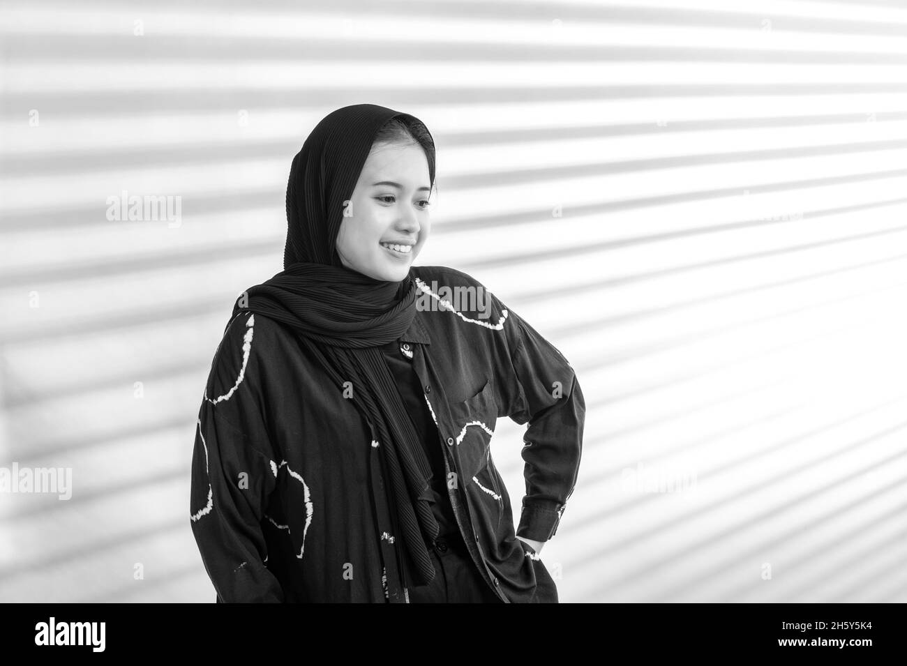 Indonesische weibliche Teenager-Muslimin mit Hijab im schwarz-weißen Porträt Stockfoto
