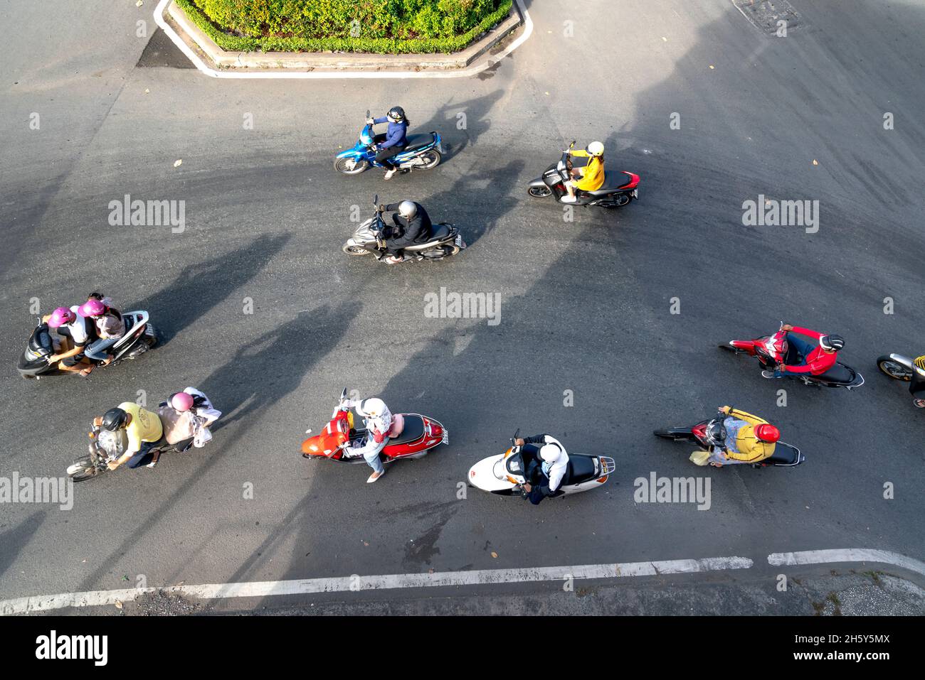 Ho-Chi-Minh-Stadt, Vietnam - 8. November 2021: Motorräder an einem Kreisverkehr in Ho-Chi-Minh-Stadt, Vietnam. Blick von oben Stockfoto