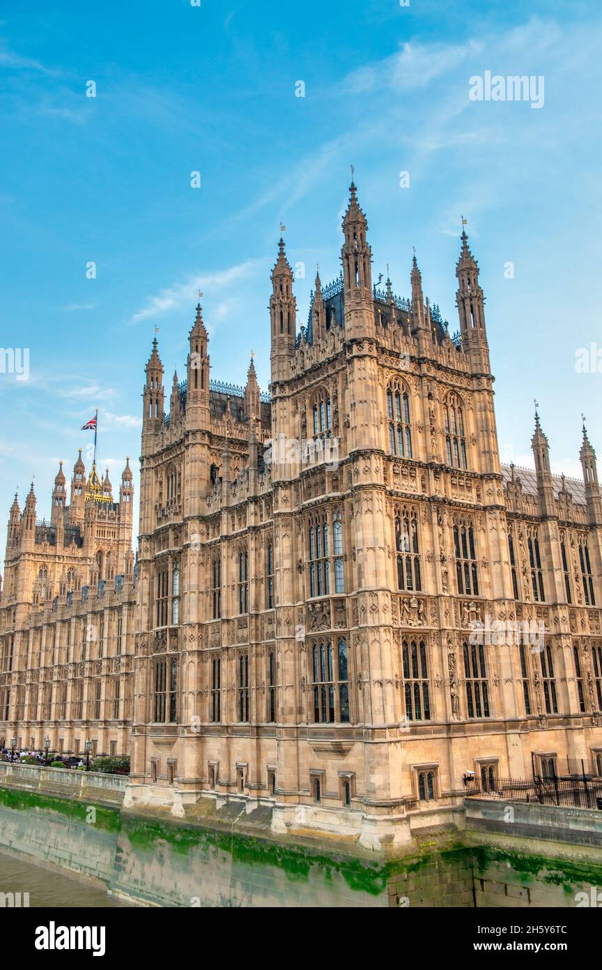 Vertikale Aufnahme des Westminster Palace entlang der Themse in London Stockfoto