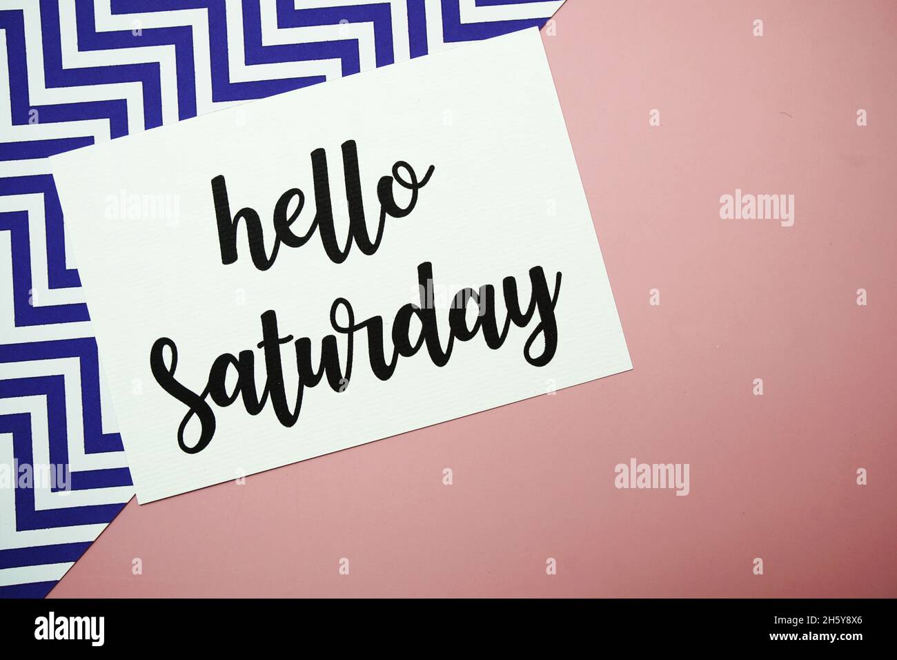 Hallo Samstag Karte Typografie Text auf rosa Hintergrund Stockfoto