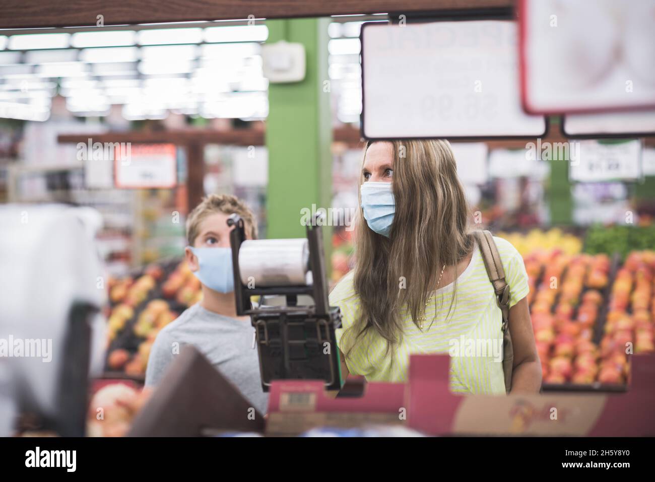 Chicago, IL-21. August 2021: Mutter und Kind tragen Masken Einkaufen im Supermarkt nur für redaktionelle Zwecke Familie trägt Masken, die Preisschilder betrachten Stockfoto