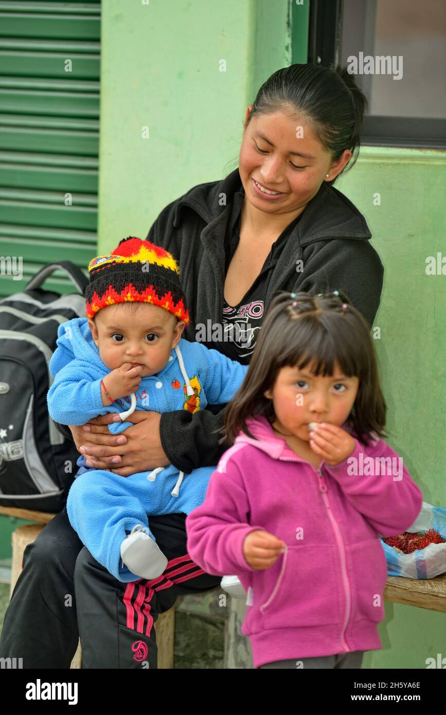 Eine Bewohnerin von Nono posiert mit ihren Kindern, Nono, Pichincha
