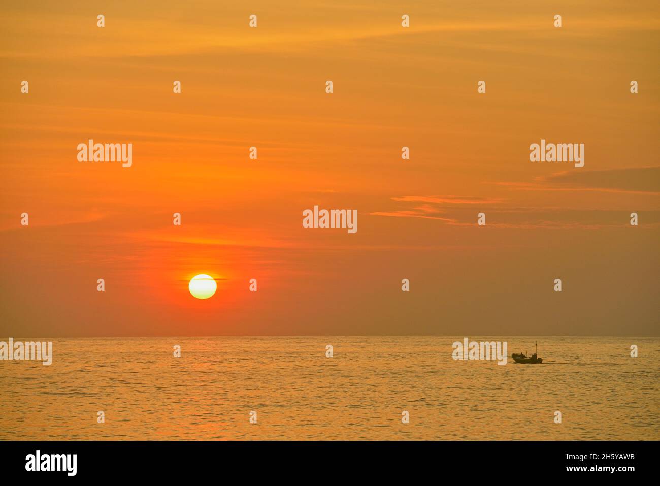 Sonnenaufgang und Fischerboot, Nationalpark Galapagos-Inseln, Insel Santa Fe, Ecuador Stockfoto