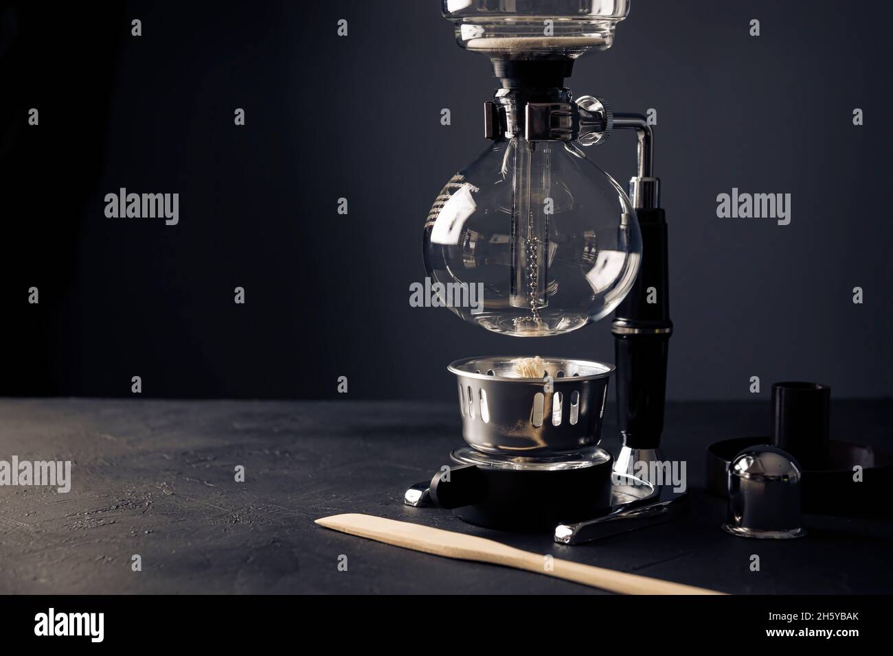 Vakuum-Kaffeemaschine auch bekannt als vac-Topf, Siphon oder Syphon  Kaffeemaschine auf rustikalen schwarzen Stein Tisch. Kopieren Sie Platz für  Ihren Text Stockfotografie - Alamy