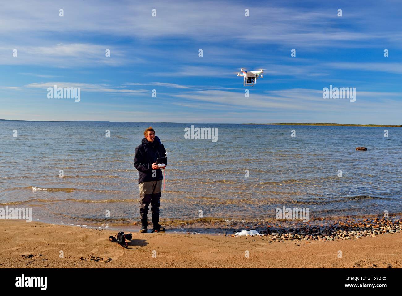 Betrieb einer Drohne am Ennadi Lake, Arctic Haven Lodge, Nunavut, Kanada Stockfoto