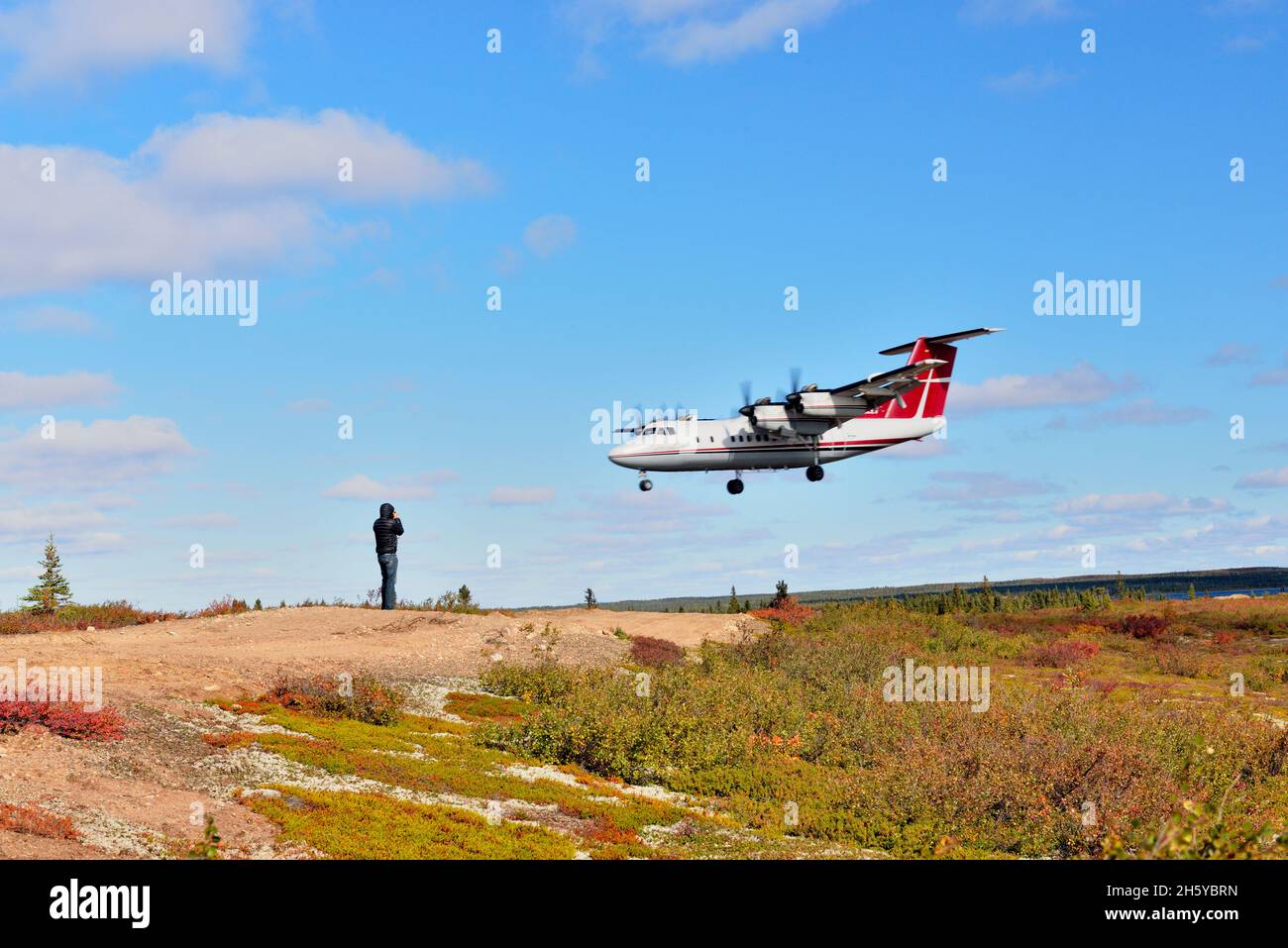 Dash 7 Flugzeug nähert sich und landet auf dem arktischen Haven Lodge, Arktis Haven Lodge, Nordwest-Territorien, Kanada Stockfoto