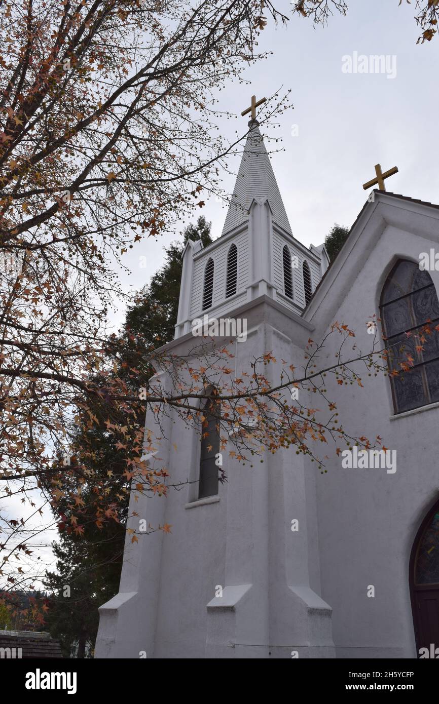 Fassade der katholischen Kirche St. Canice in Nevada City, Kalifornien. Stockfoto