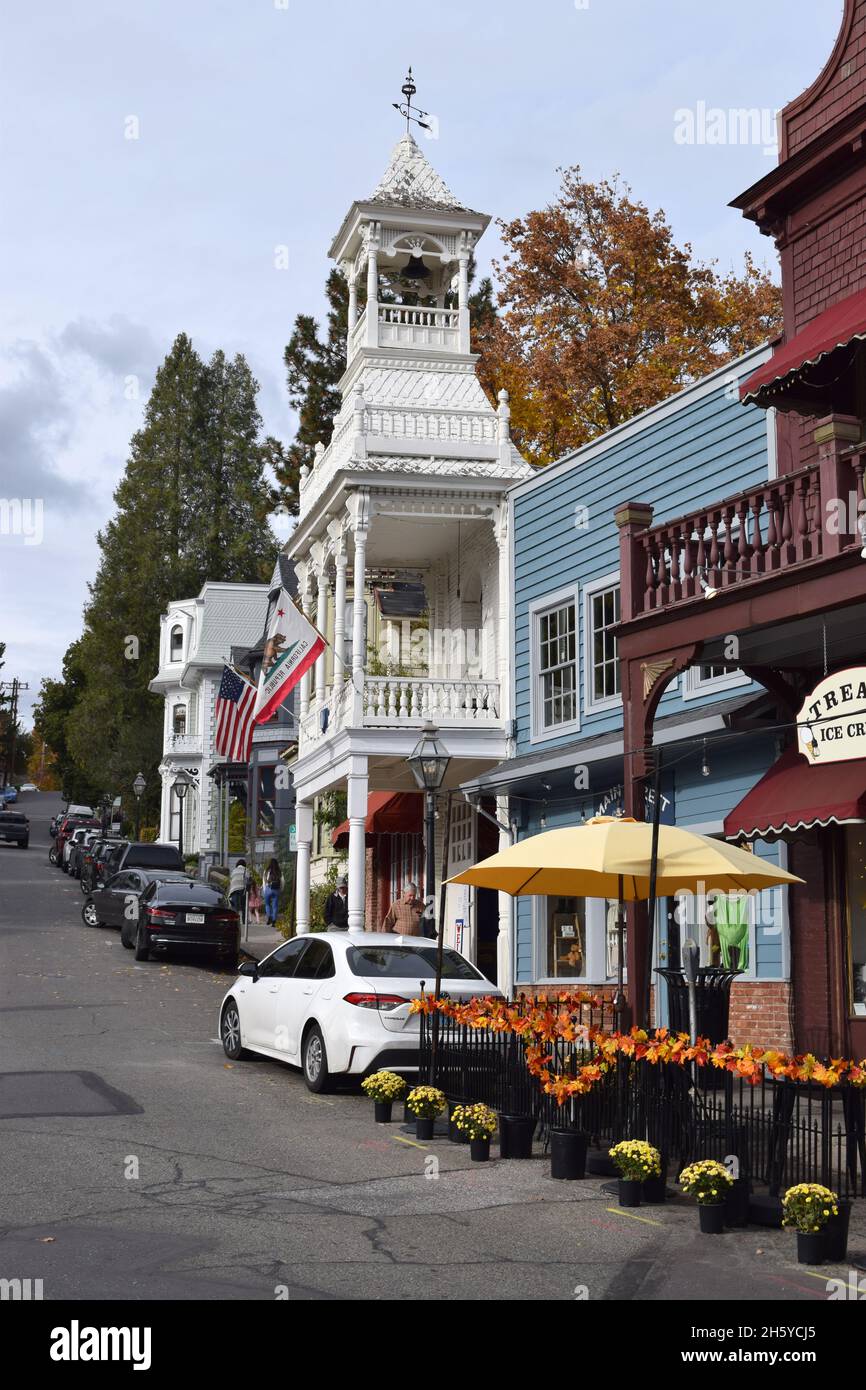 Blick auf die Straße im Herbst in der Nähe der Innenstadt von Nevada City, Kalifornien. Stockfoto
