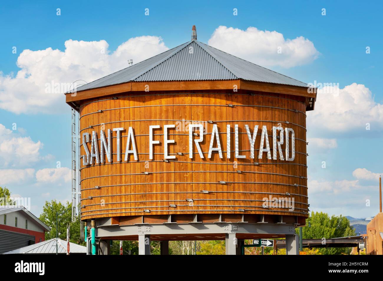 Santa Fe Railyard-Schild auf dem historischen hölzernen Wasserturm im Kunstviertel - Santa Fe, New Mexico, USA - 2021 Stockfoto