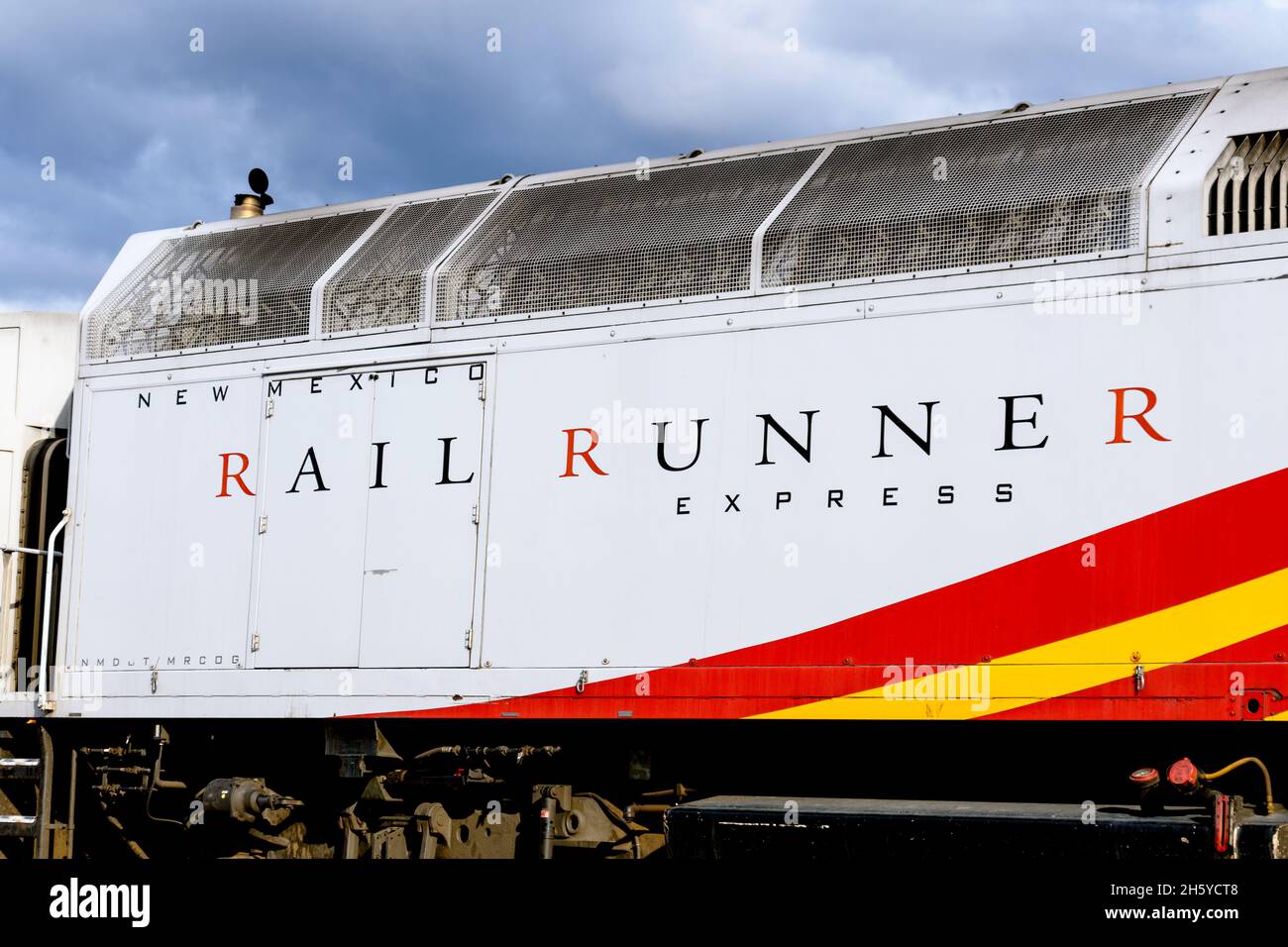 New Mexico Rail Runner Express Schild, Logo auf der Seite des Pendlerbahnsystems auf der Diesellokomotive. - Santa Fe, New Mexico, USA - 2021 Stockfoto