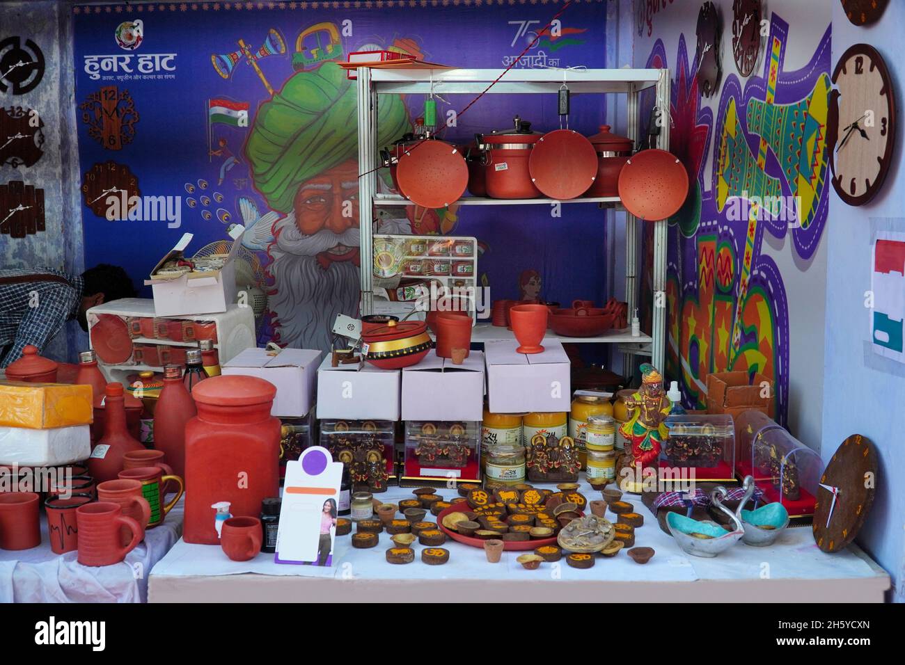Artikel aus Kuhmist zum Verkauf im Geschäft in Hunar Haat 2021, Rampur, Uttar Pradesh, Indien Stockfoto