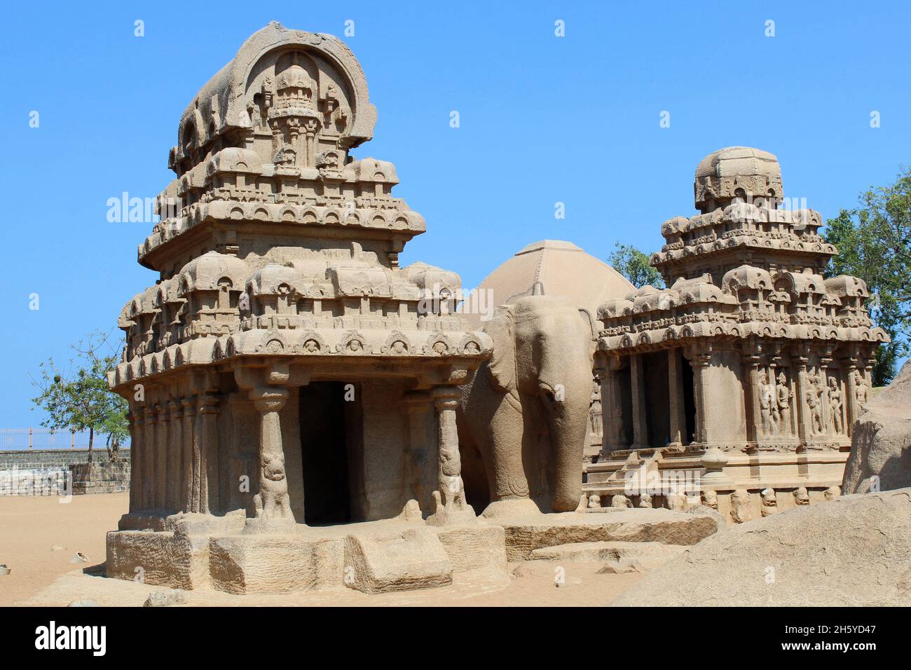 Außenansicht von Pancha Rathas, (auch bekannt als fünf Rathas oder Pandava Rathas) Mahabalipuram, Tamil Nadu, Indien. Stockfoto
