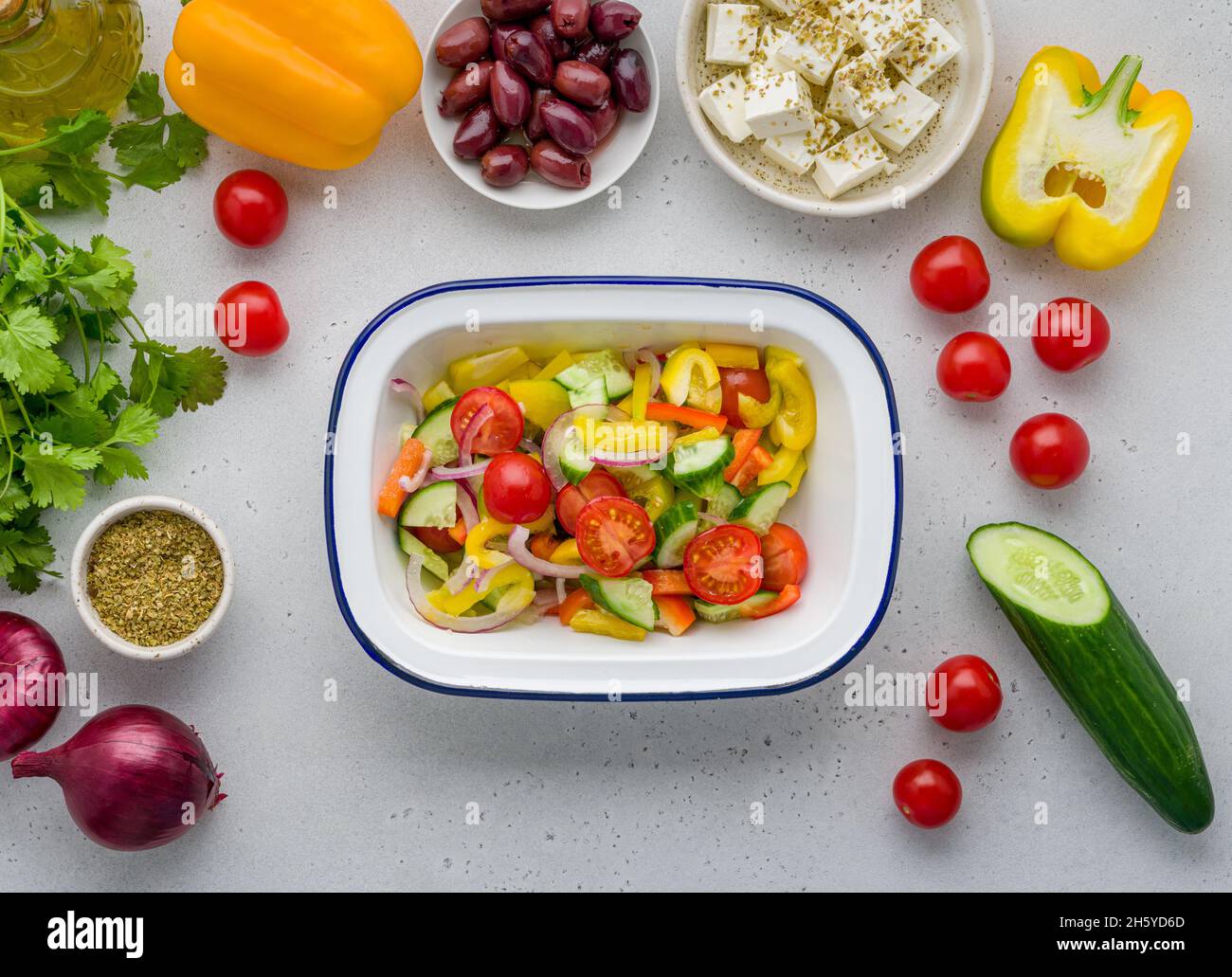 Prozess des Kochens griechischen Dorf horiatiki Salat. Anlasser. Pflanzliche Zutaten. Gehackte Tomaten, Paprika, Gurken Zwiebeln. Natives Olivenöl extra, seaco Stockfoto