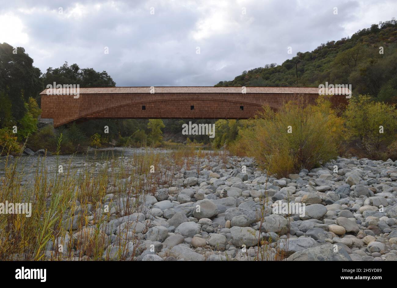 Blick auf die Bridgeport Covered Bridge in Bridgeport, CA, die die längste klare Einspannweite aller überlebenden hölzernen überdachten Brücken der Welt hat. Stockfoto