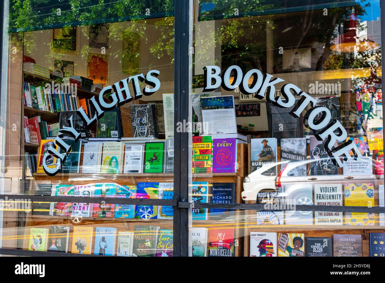 City Lights Buchhandlung Zeichen an der Fassade des unabhängigen Buchhandlung Verlegers - San Francisco, California, USA - 2021 Stockfoto