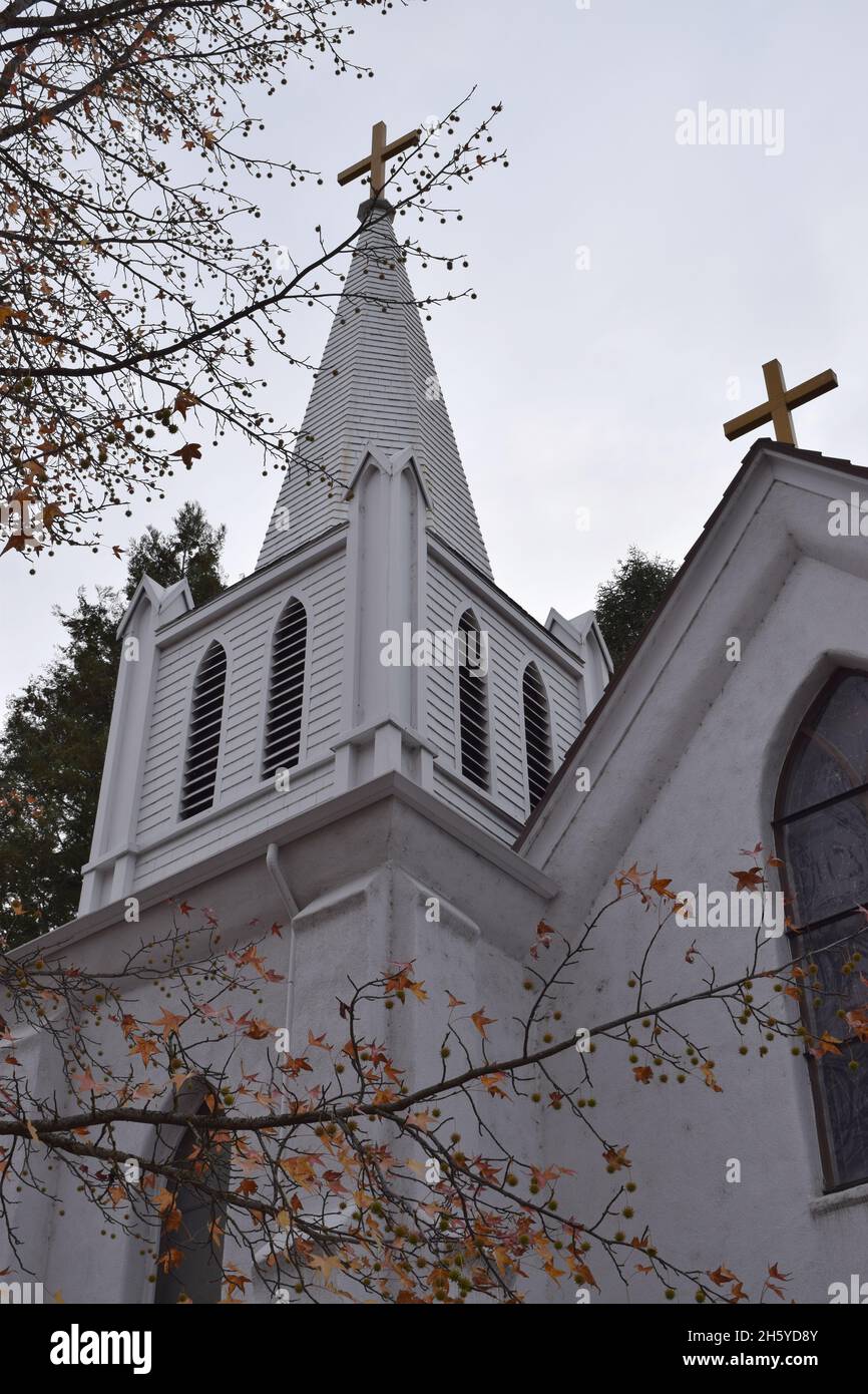 Fassade der katholischen Kirche St. Canice in Nevada City, Kalifornien. Stockfoto