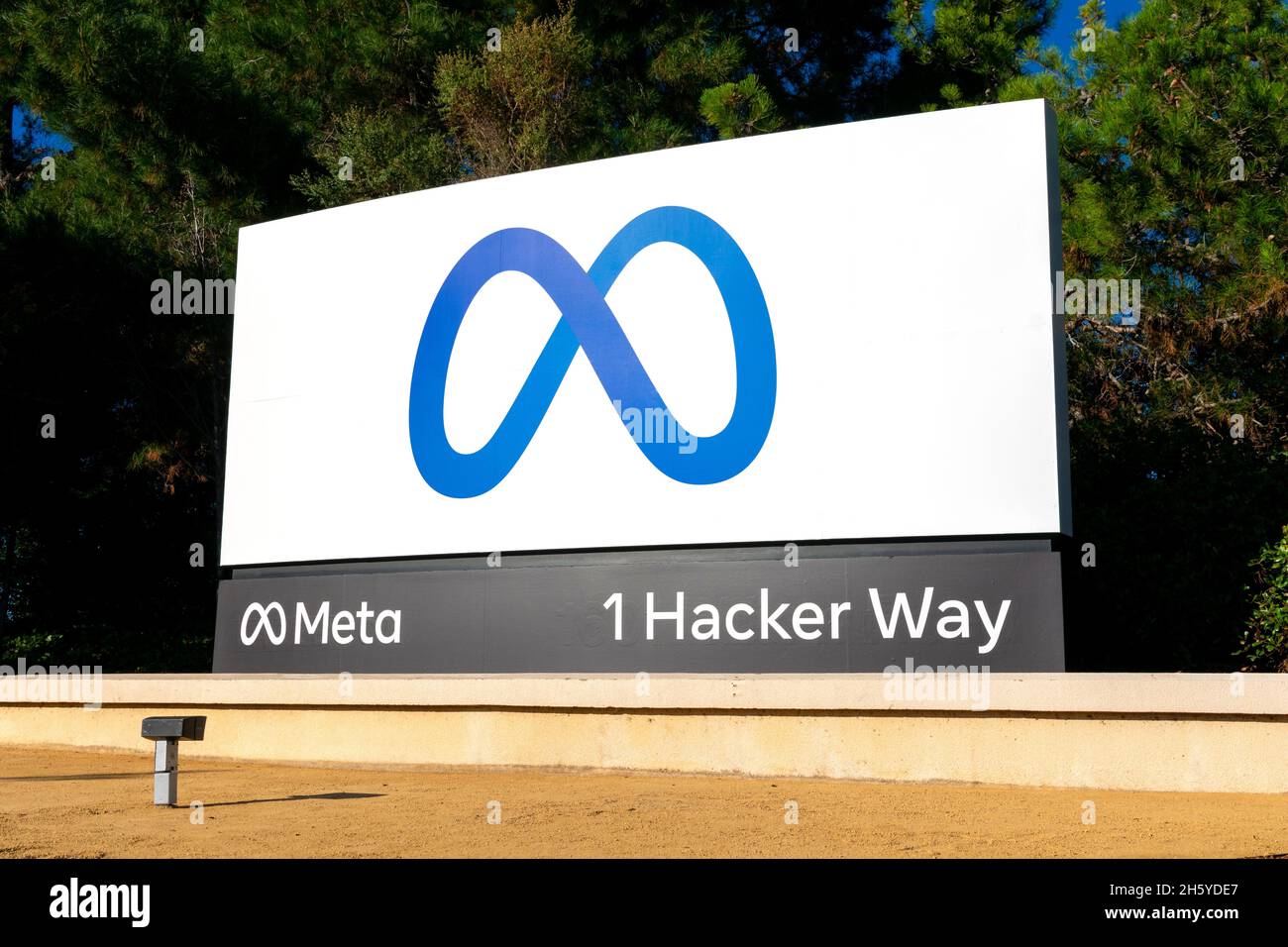 Meta-Logo, Schild in der Nähe der Zentrale von Meta Platforms auf 1 Hacker Way. Facebook hat den Namen in Meta Platforms geändert. - Menlo Park, Kalifornien, USA - 28. Oktober, Stockfoto