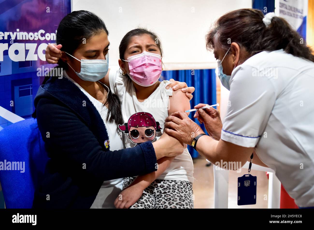 Die kolumbianische Regierung beginnt am 8. November 2021 mit der Impfung von Kindern im Alter von 3 bis 11 Jahren gegen die Coronavirus-Krankheit (COVID-19) mit dem chinesischen SINOVAC-Impfstoff in Ipiales - Narino, Kolumbien Stockfoto