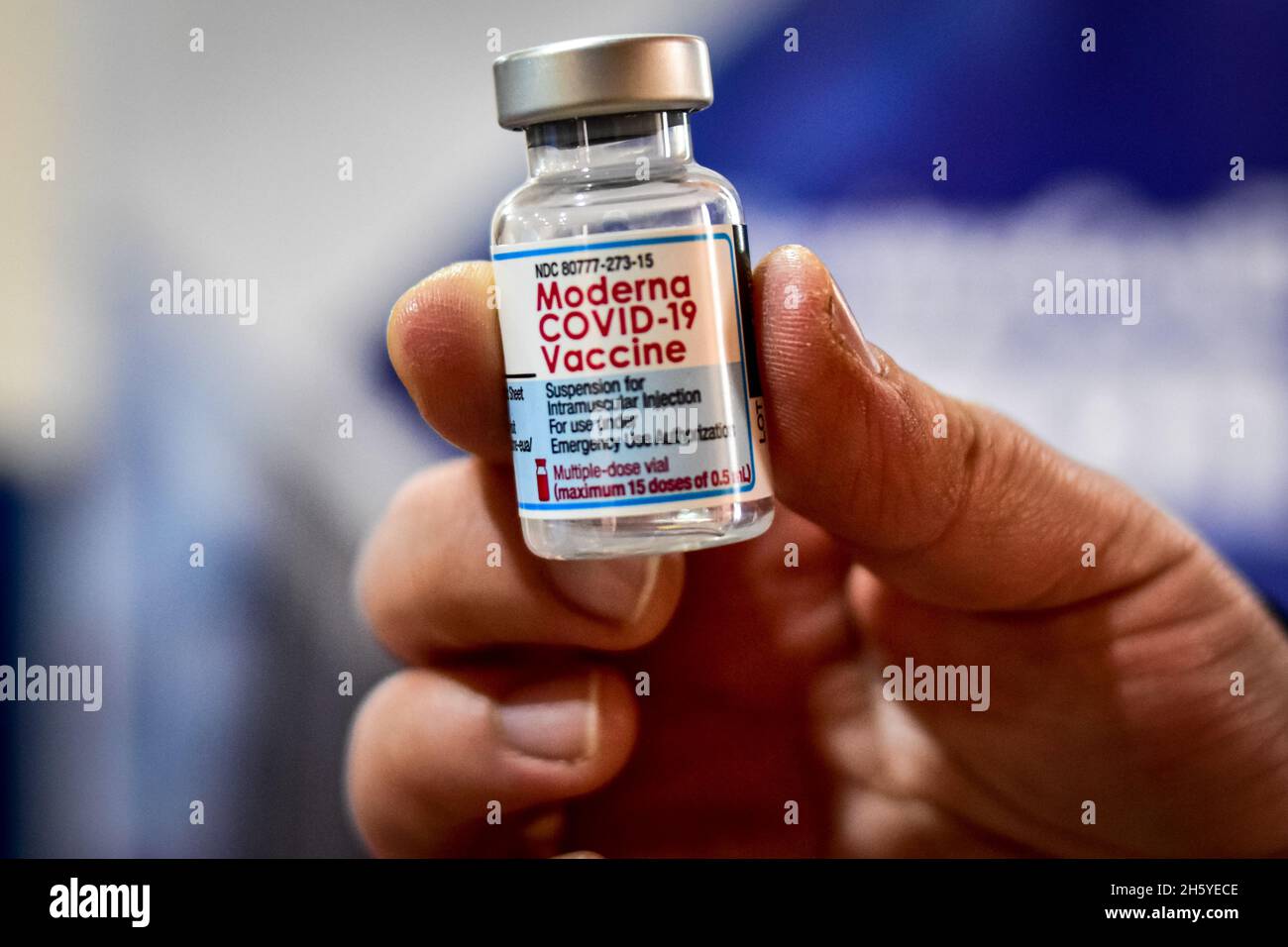 Ein Krankenschwesternimpfer hält eine Ampulle des Impfstoffes Moderna COVID-19, als die kolumbianische Regierung am 8. November 2021 in Ipiales - Narino, Kolumbien, mit dem chinesischen SINOVAC-Impfstoff Kinder im Alter von 3 bis 11 Jahren gegen die Coronavirus-Krankheit (COVID-19) zu impfen beginnt Stockfoto