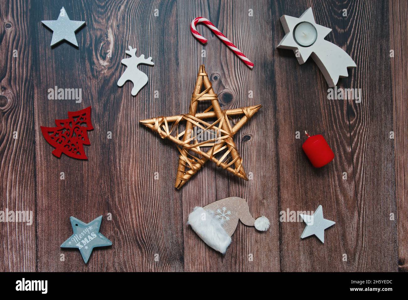 Flaches Lay von Weihnachtsschmuck auf Holzhintergrund Stockfoto