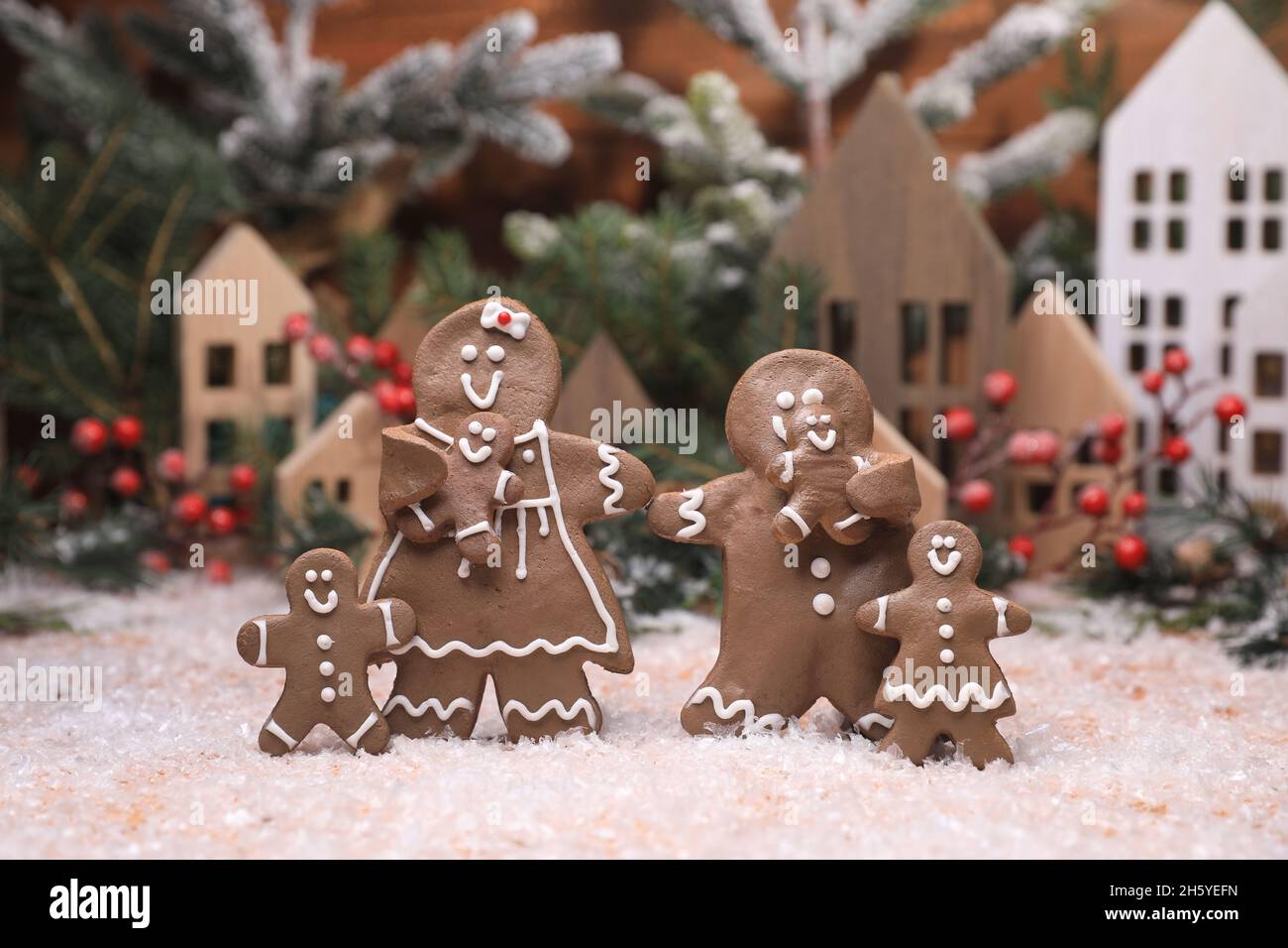 Glückliche Lebkuchenfamilie genießen die Weihnachtsferien mit ihren Kindern Stockfoto