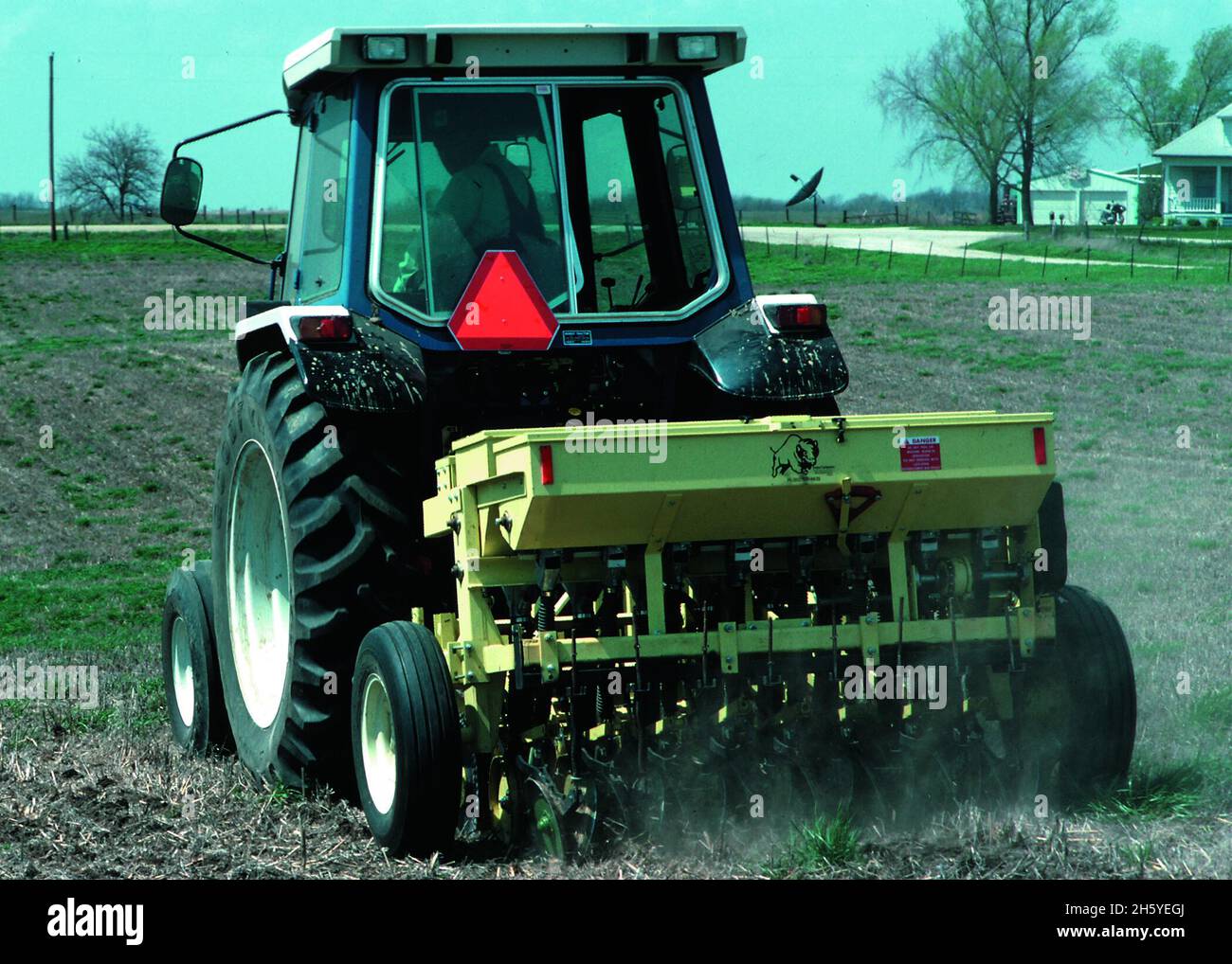 Der Landwirt im Süden von Iowa nutzt einen Grassbohrer, um einheimische Gräser in ein Feld mit Gräsern der kühlen Jahreszeit einzubringen. Stockfoto