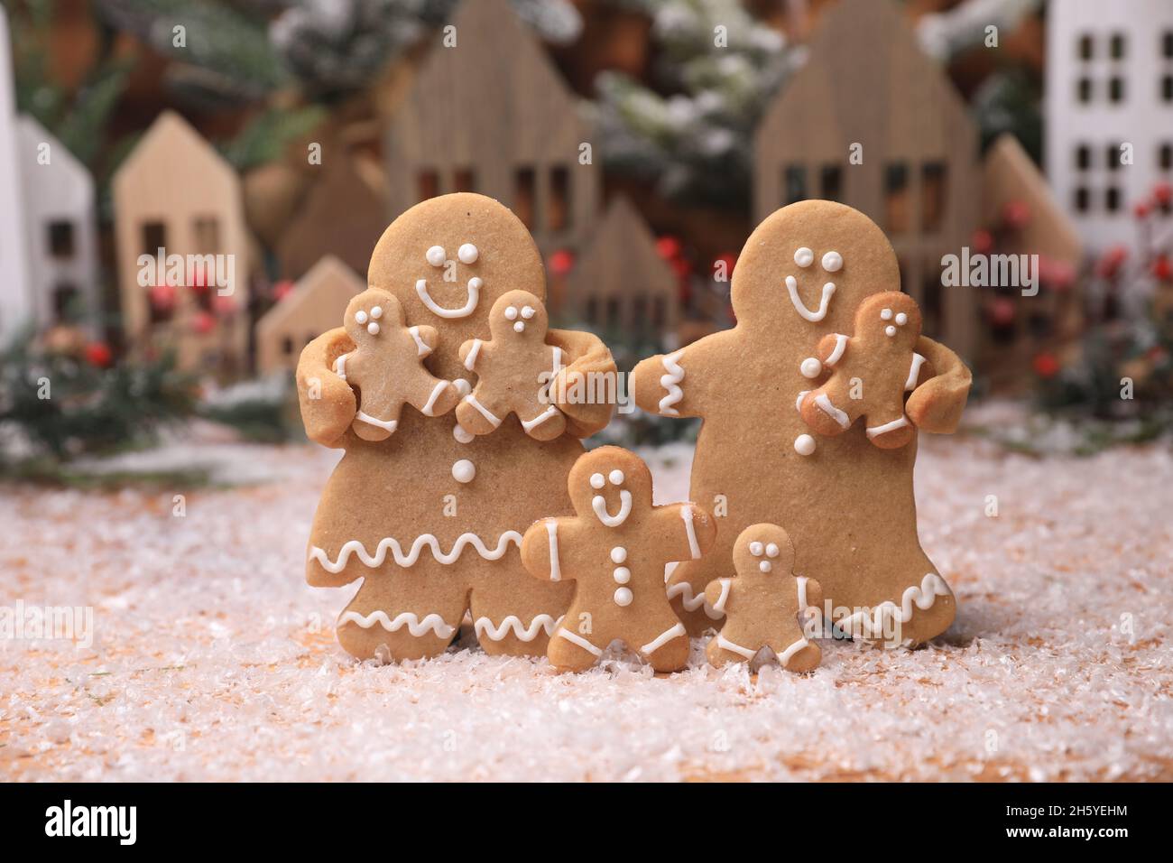 Glückliche Lebkuchenfamilie genießen die Weihnachtsferien mit ihren Kindern Stockfoto