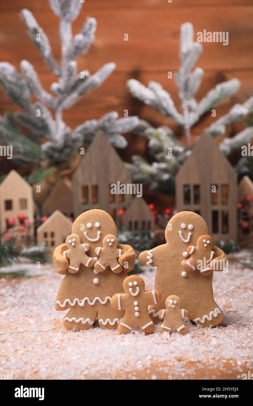 Glückliche Lebkuchenfamilie genießen die Weihnachtsferien mit ihren Kindern Stockfoto