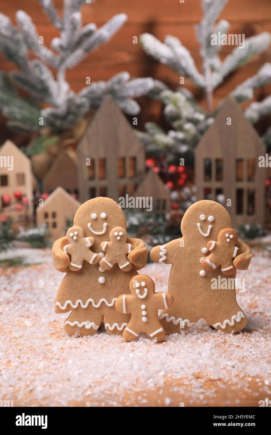 Glückliche Lebkuchenfamilie genießen die Weihnachtsferien mit ihren Kindern Stockfoto