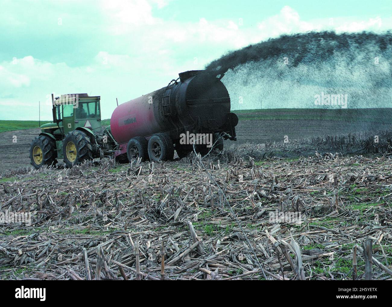 Mit einem Honigwaggon wird Gülle aus einer Schweinegährungsaktion im Nordosten Iowas auf Ackerland gepumpt. Ca. 2011 oder früher Stockfoto