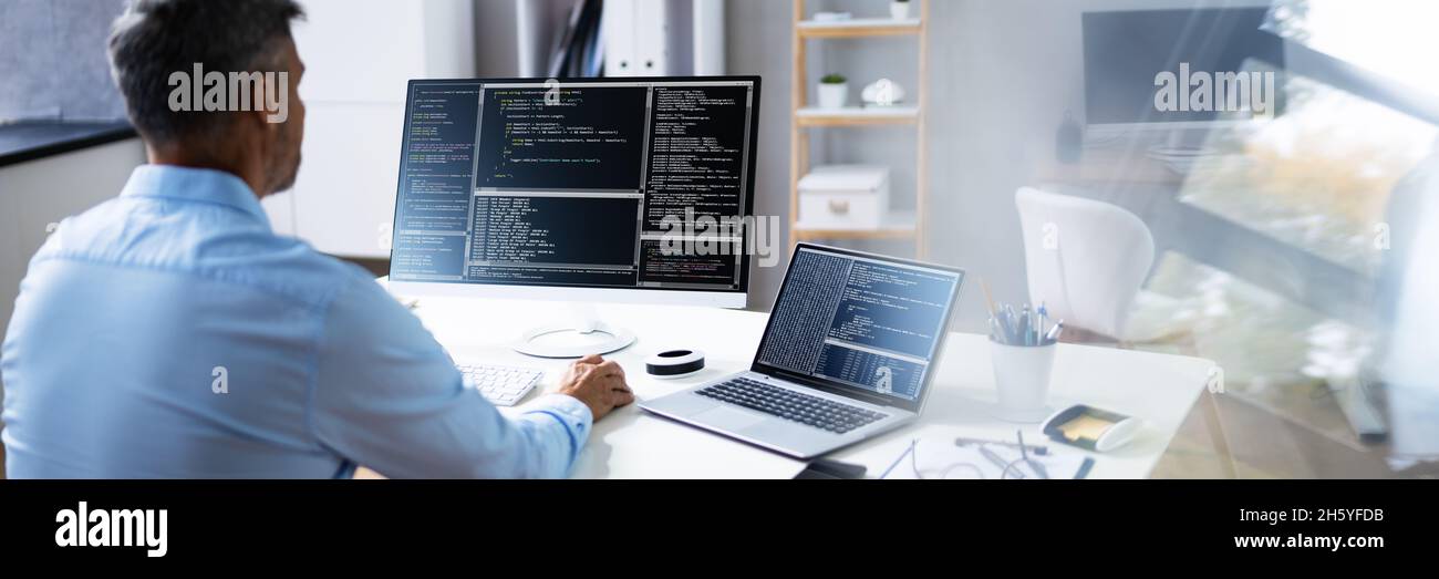 Computer Programmer Programmier-Code Auf Computer In Office Schreiben Stockfoto