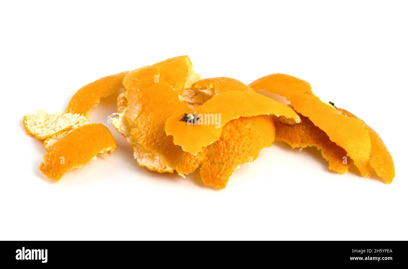 Zitrusschalen isoliert auf Weiß. Mandarinenschälen. Stockfoto