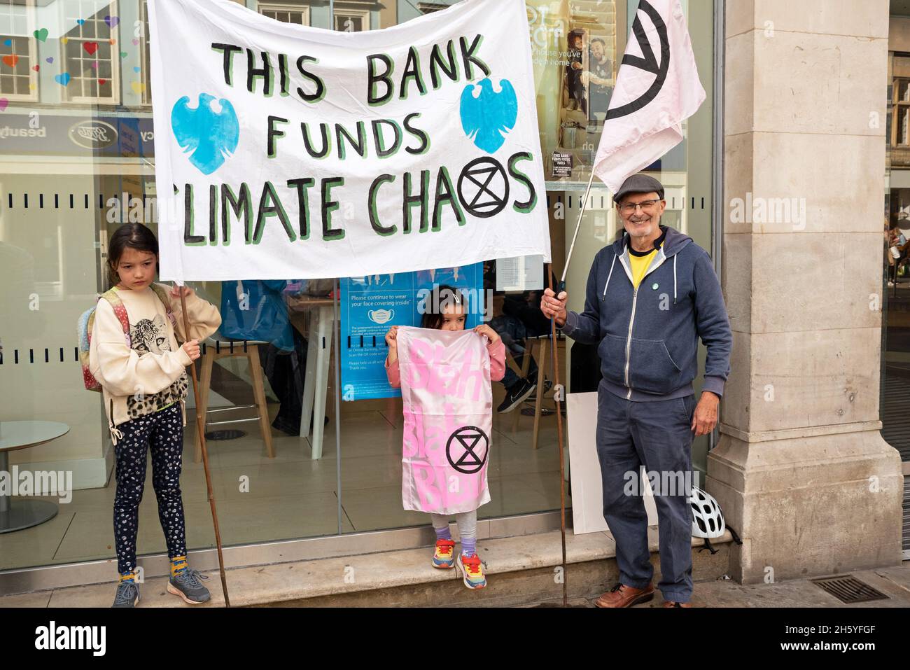 Oxford, Großbritannien. Oktober 2021. Protest der Extinction Rebellion vor der Barclays Bank im Stadtzentrum. Extinction Rebellion behauptet, Barclays finanzieren das Klimachaos. Kredit: Stephen Bell/Alamy Stockfoto