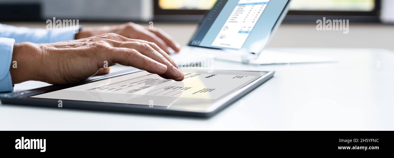 Online Digital E Invoice Statement auf Hybrid Laptop Stockfoto