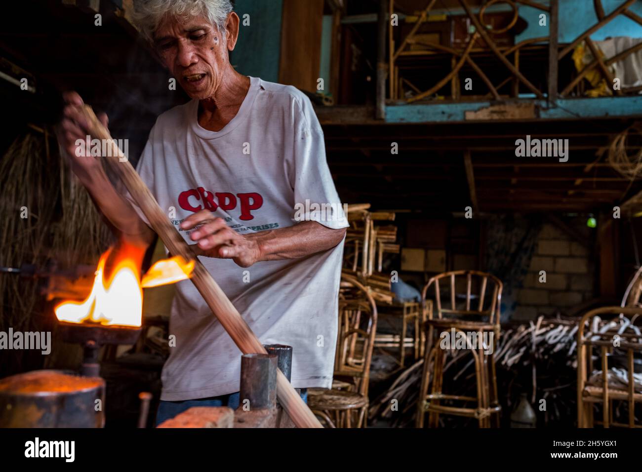 Juli 2017. Rudy Musni stellt Rattanmöbel bei Dagot Rattan Crafts and Furniture her. Puerto Princesa, Palawan, Philippinen. Stockfoto