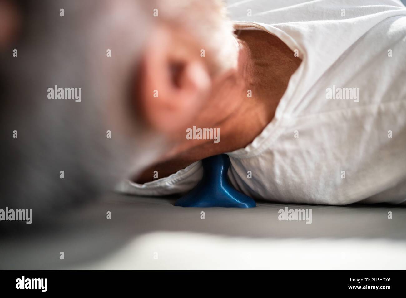 Trigger Point Tool Für Die Druckentriegelung Und Massage Des Myofaszialen Drucks Am Hals Stockfoto