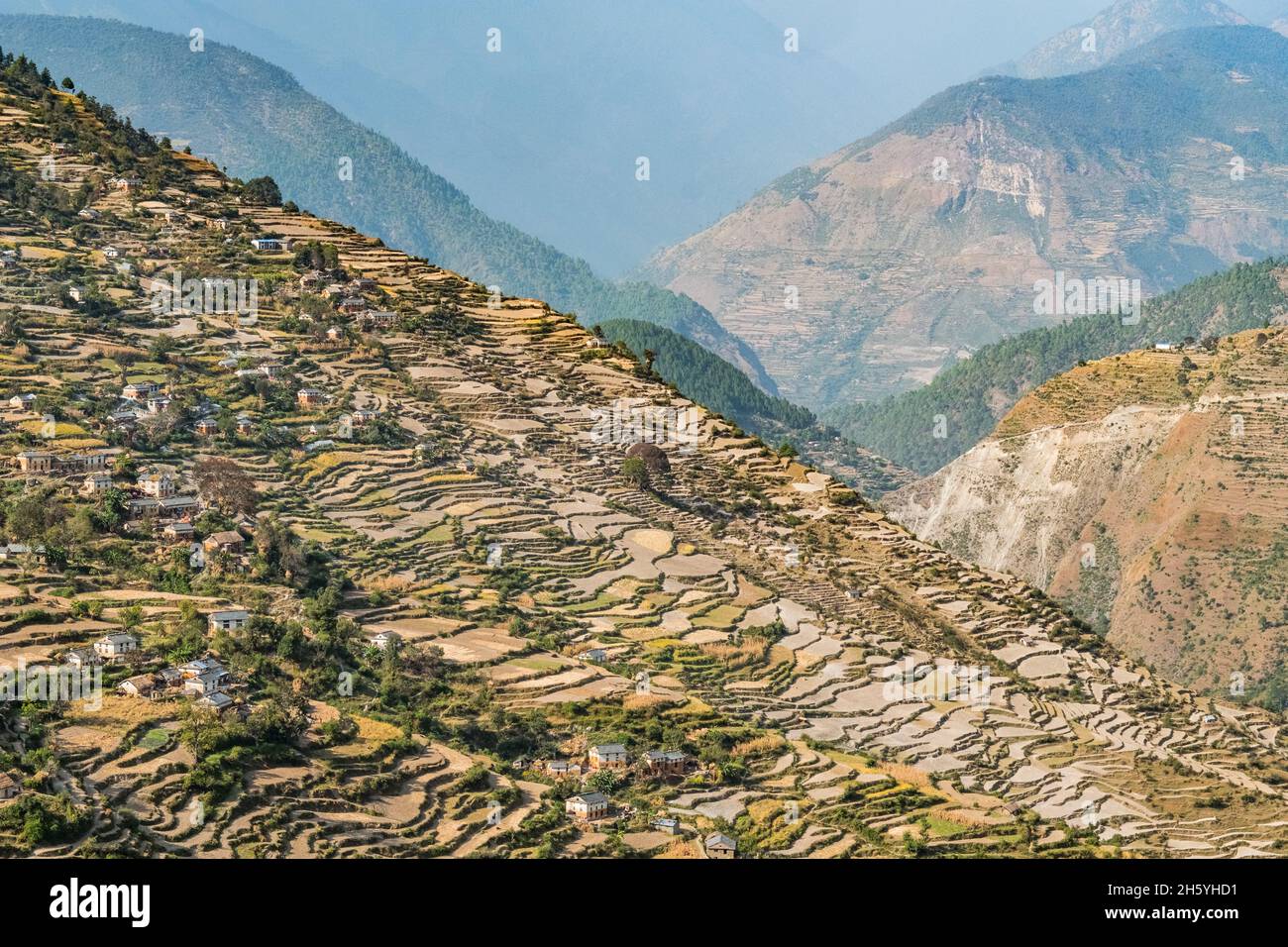 Oktober 2017. Kailas ist ein Dorf mit mehr als 300 Haushalten und über 3000 Menschen, das mehrere tausend Meter in den Bergen von der Stadt Chainpur entfernt liegt. Der Zugang erfolgt nur über einen steilen Pfad, der die Hänge durchquert. Kailas, Bajhang District, Nepal. Stockfoto