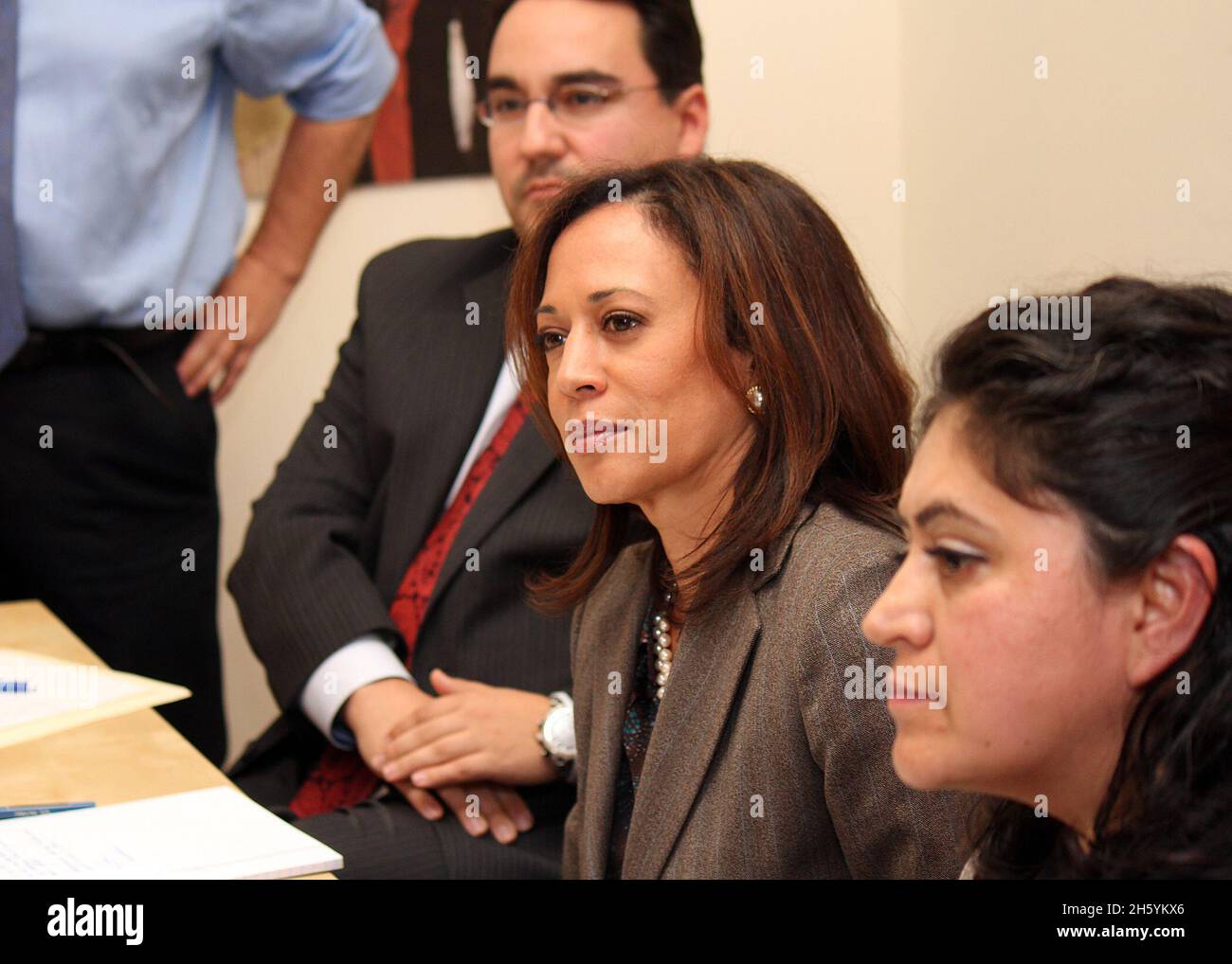 Generalanwältin Kamala Harris trifft Hausbesitzer in San Francisco, die vor einer Zwangsvollstreckung bei der Mission Economic Development Agency stehen. Ca. 21. November 2011 Stockfoto