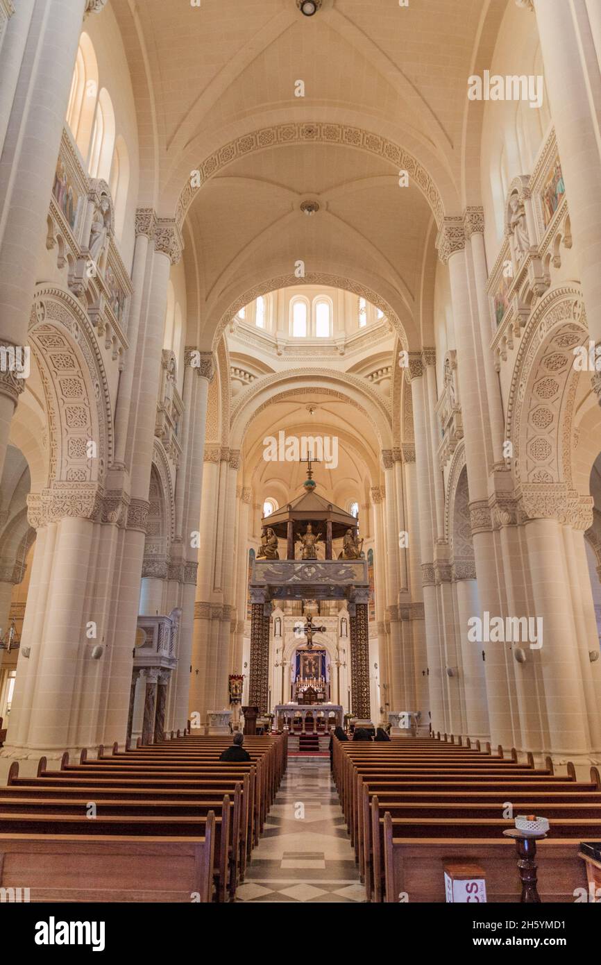 GOZO, MALTA - 8. NOVEMBER 2017: Innenraum der Basilika des Nationalheiligtums der seligen Jungfrau von Ta' Pinu auf der Insel Gozo, Malta Stockfoto