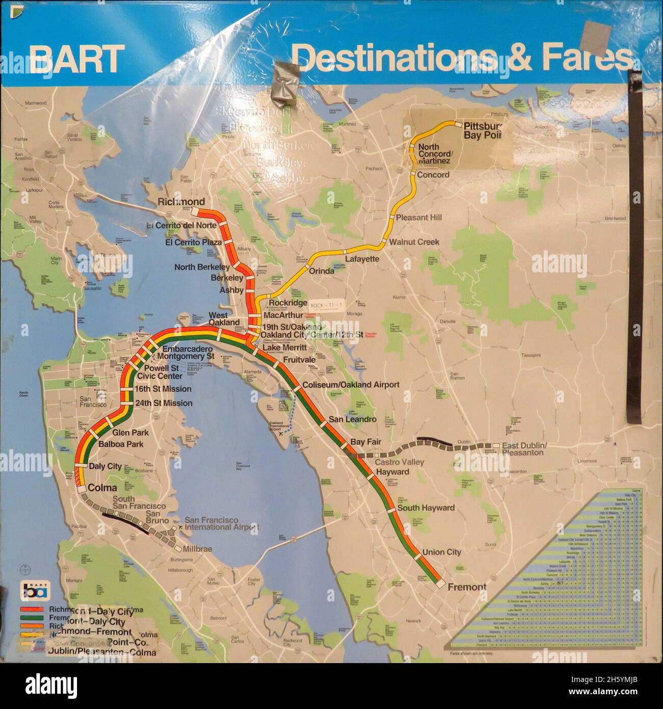 BART-Systemkarte ab dem 7. Dezember 1996 - die Eröffnung der Pittsburg/Bay Point Station - wird noch 2018 an der Rockridge Station ausgestellt. Die Erweiterung Pittsburg/Bay Point wurde mit einem Aufkleber versehen; ein ähnlicher Aufkleber auf der Linienlegende wurde größtenteils entfernt. Die aufgehobene Beschriftung einer älteren Karte ist an mehreren Stellen sichtbar. Ca. 7. Dezember 1996 Stockfoto