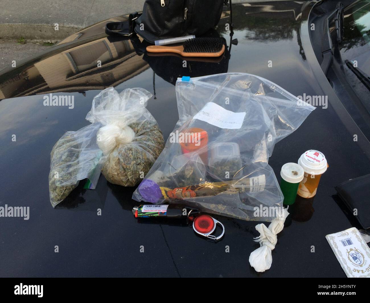 Nach einem Verkehrsstopp fand Ferndale Police: Eine Viertel Unze Methamphetamin, über 100 Gramm verpacktes Marihuana, etwa 53 Gramm konzentriertes Cannabis/Marihuana und eine Methamphetamine-Pfeife/Drogenzubehör und fotografierte es ca. 23. Oktober 2015 Stockfoto