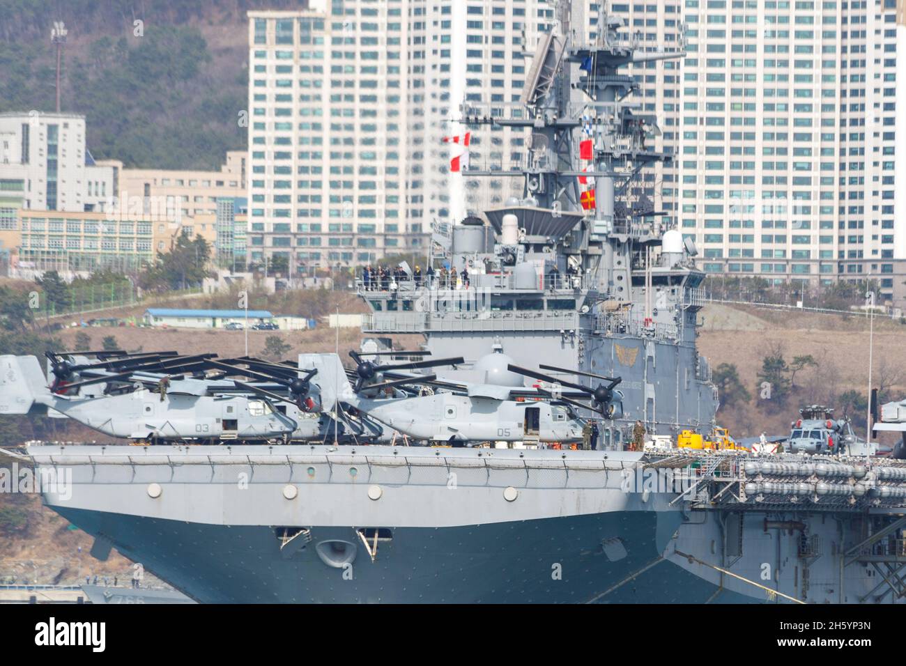 Busan, Südkorea - 7. März 2016: Amerikanischer Flugzeugträger kostet an einem Liegeplatz. Stockfoto