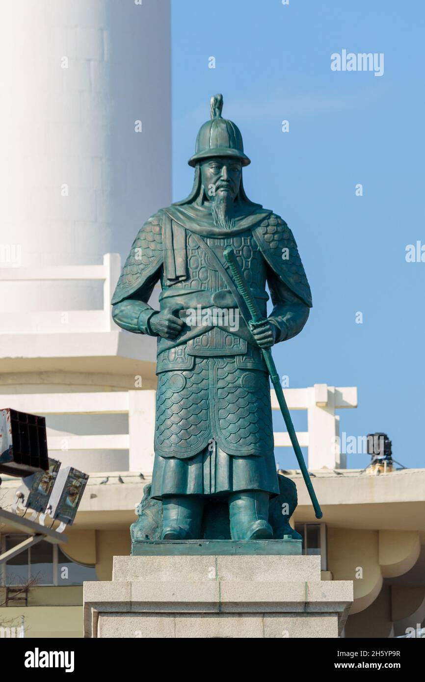 Busan, Südkorea - 28. November 2015: Statue von Yi Sun-Sin im Yongdusan Park. Stockfoto