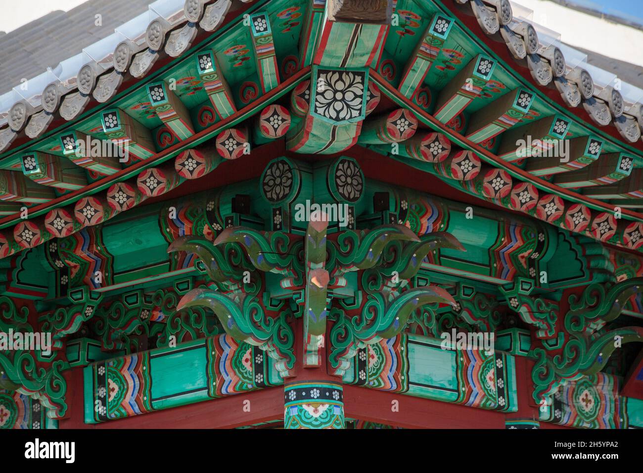 Busan, Südkorea - 28. November 2015: Der Yongdusan Park. Ornament auf Pavillon im Park. Stockfoto