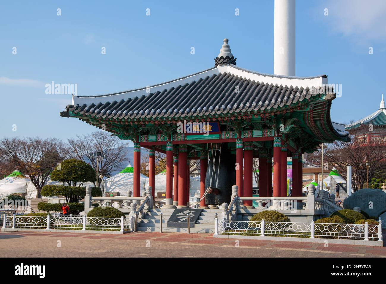 Busan, Südkorea - 28. November 2015: Der Yongdusan Park. Pavillon im Park. Stockfoto