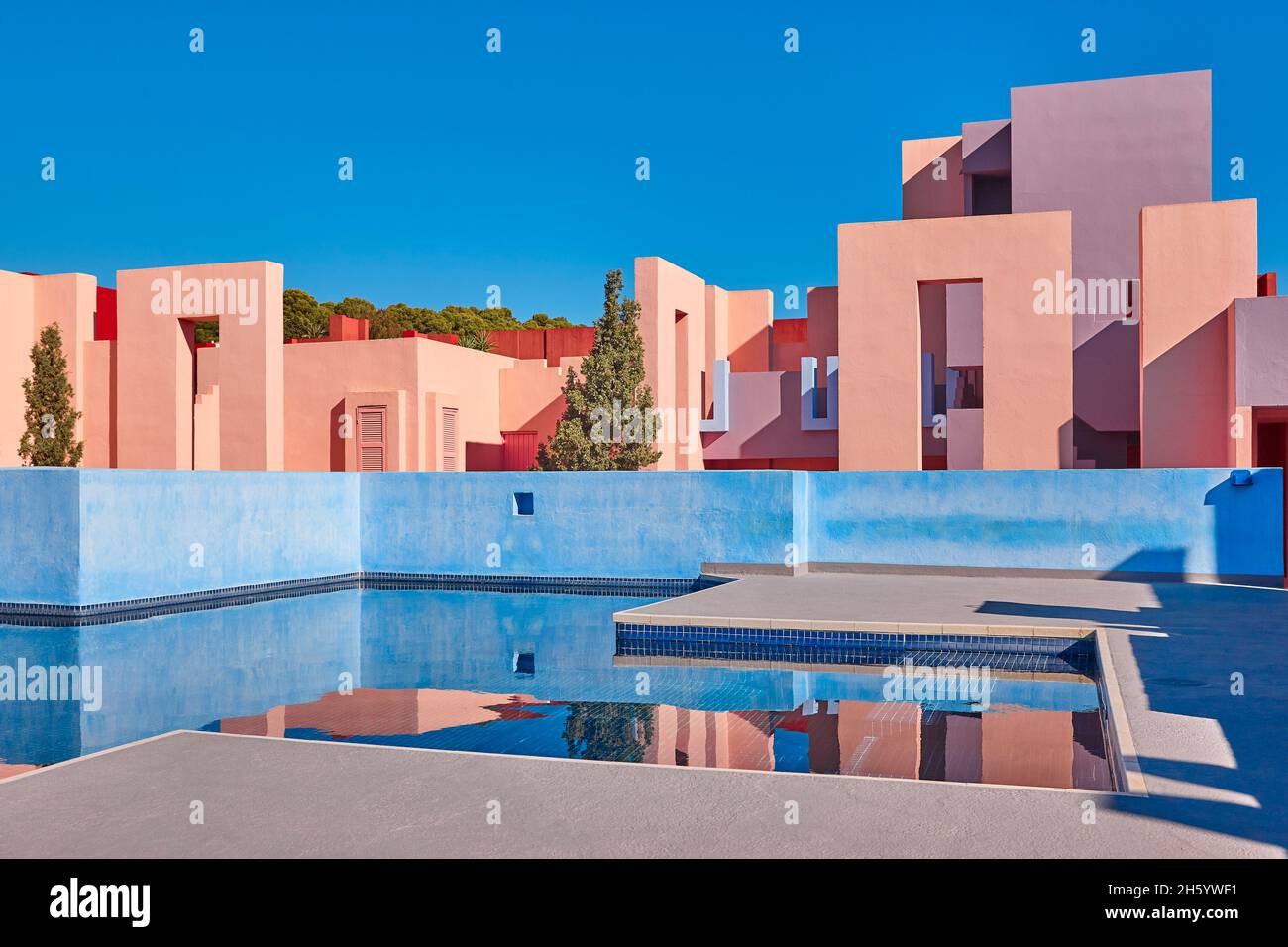 Geometrisch gefärbtes Gebäude mit Pool. Red Wall, Calpe, Spanien Stockfoto